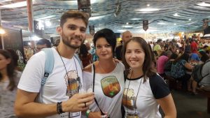 Regina Melo (@adamantium33, do grupo cervejeiro Cervidade Oficial)+Diogo (Vem do Malte) e Fernanda (Vem do Malte)