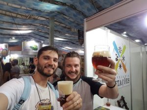 Oscar, da Revista Ein Bier, e Diogo (Vem do Malte) – Ao fundo, Cervejaria 4 Estações